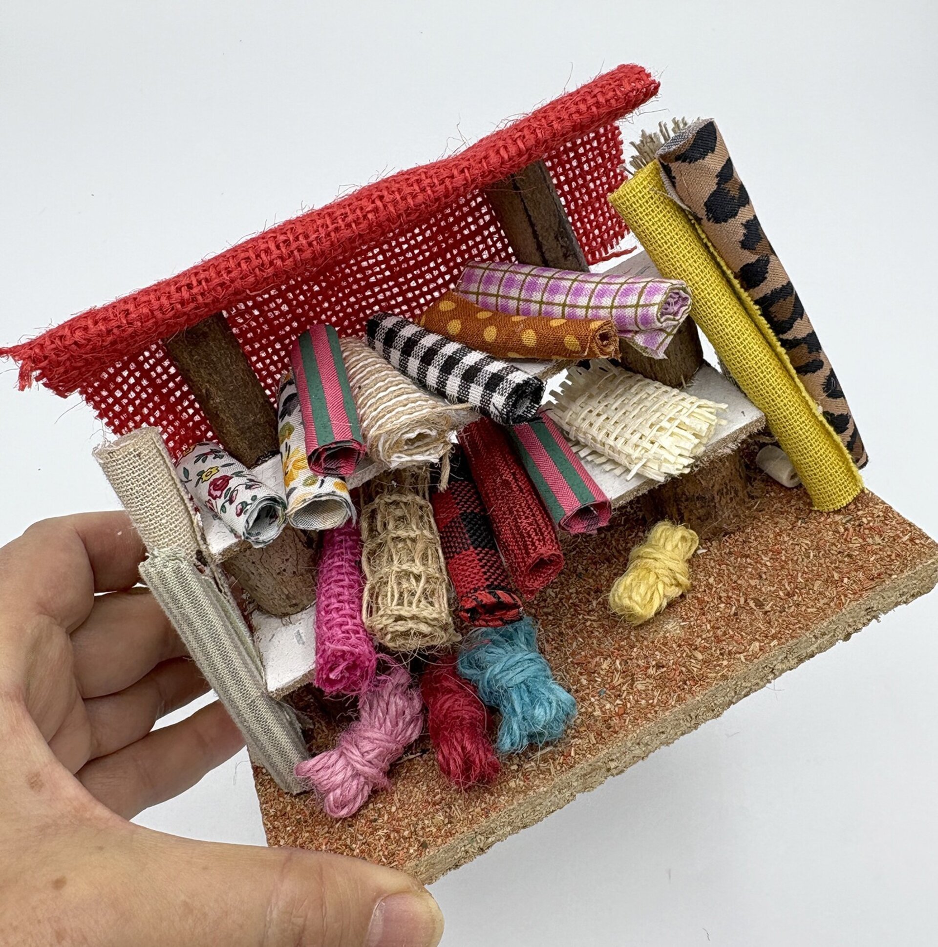Tienda de telas en miniatura para pesebre - 8