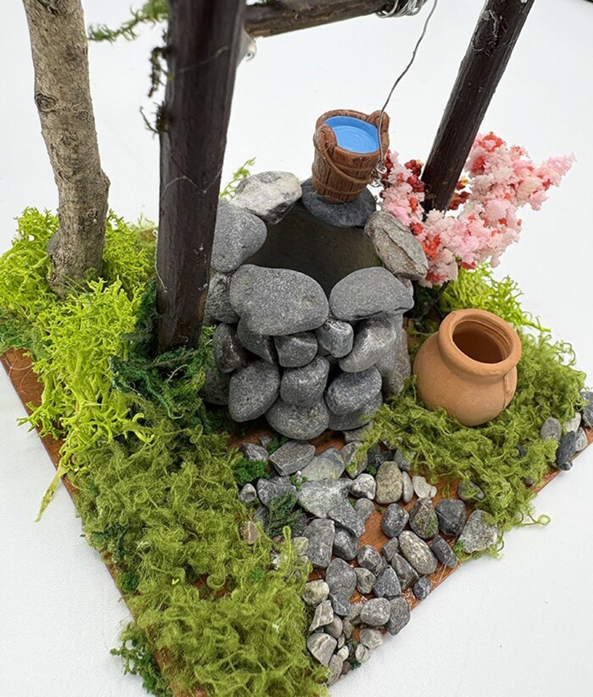 Pozo de piedra artesanal y árbol con personaje de 6,5cm - complementos pesebre - 5