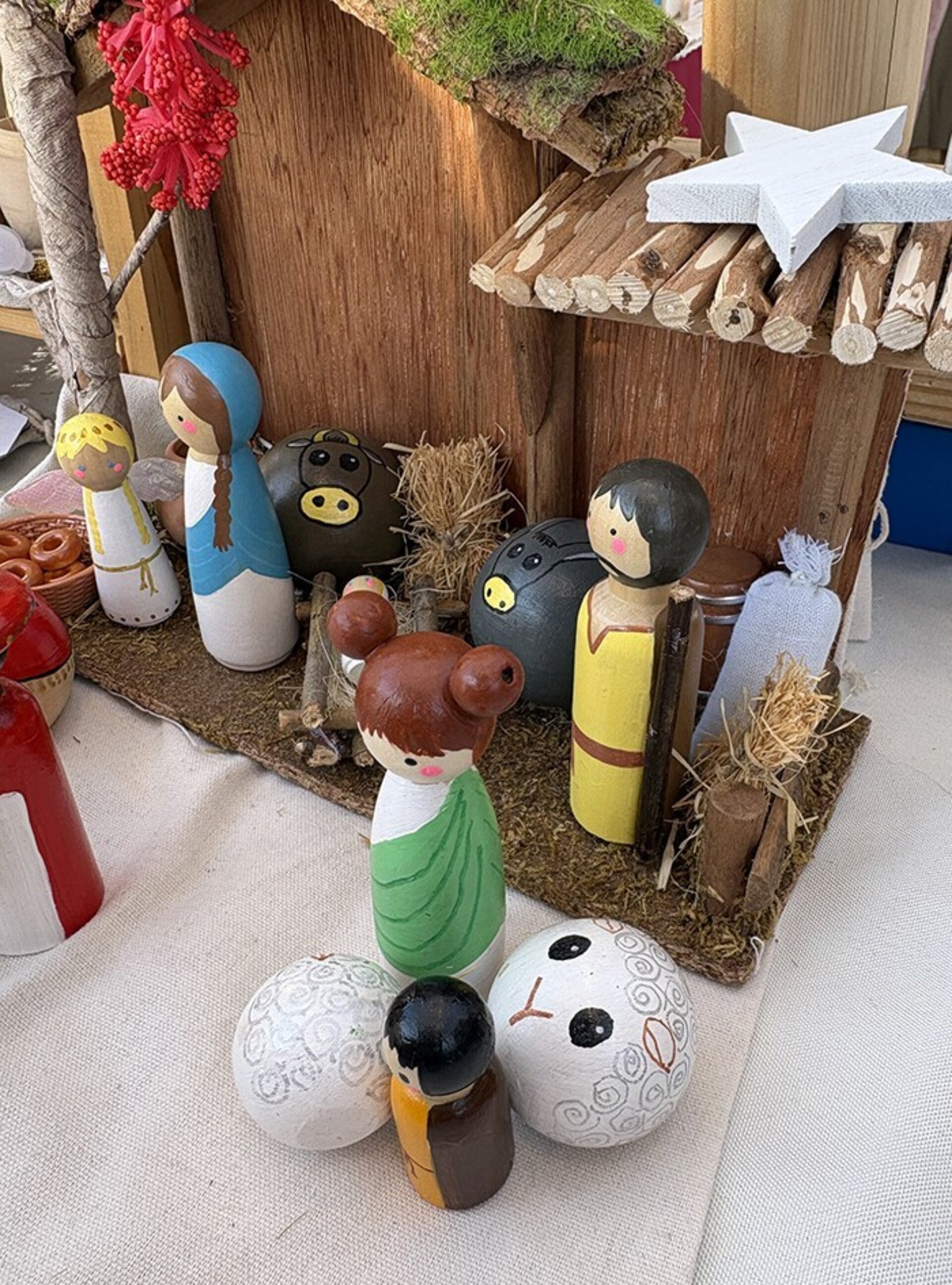 Pesebre artesanal de madera pintado a mano – Figuras de 9 cm - 3