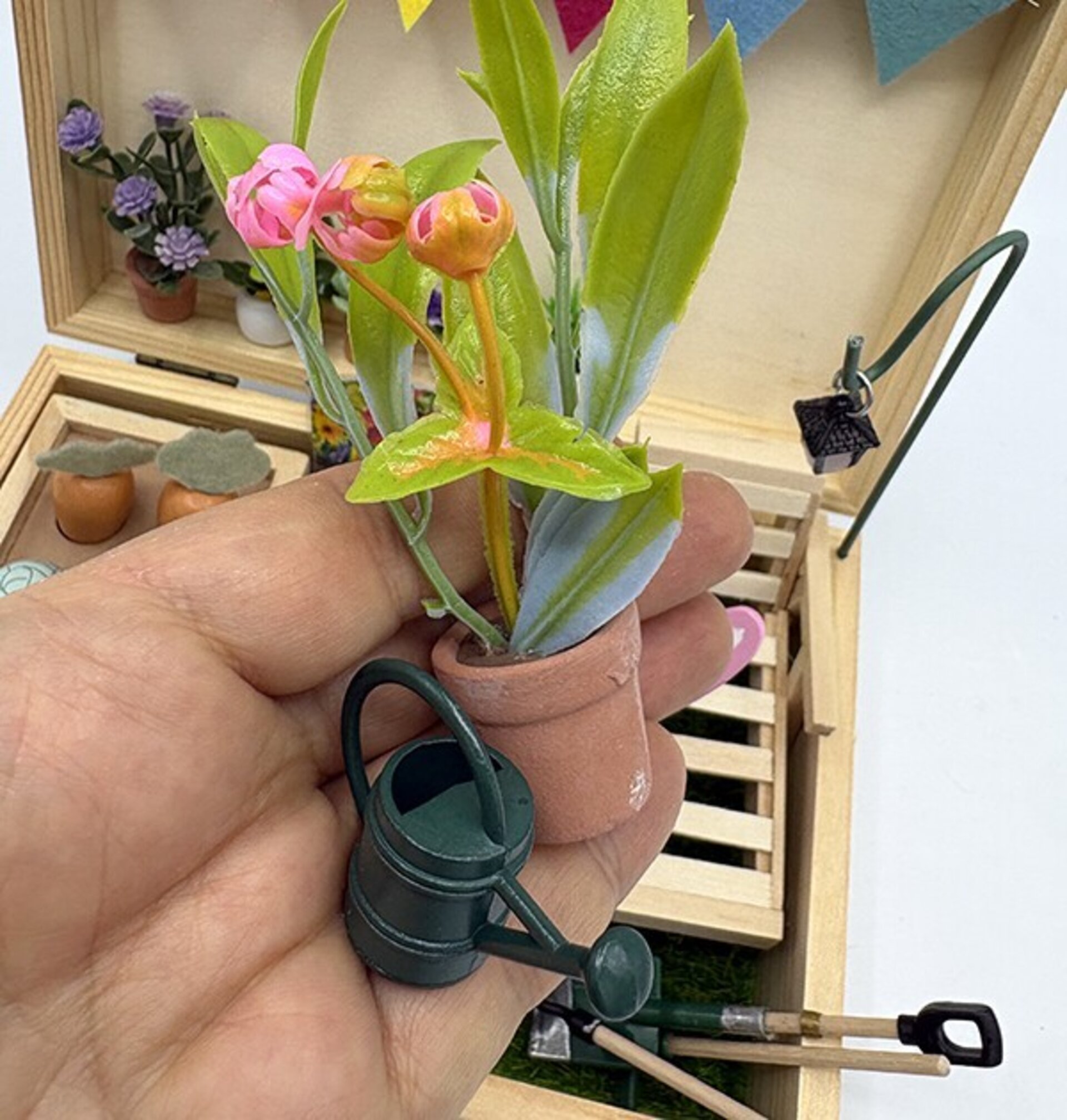 Mini Mundo en Cajita con conejito rosa – Jardín en Miniatura Hecho a Mano - 5