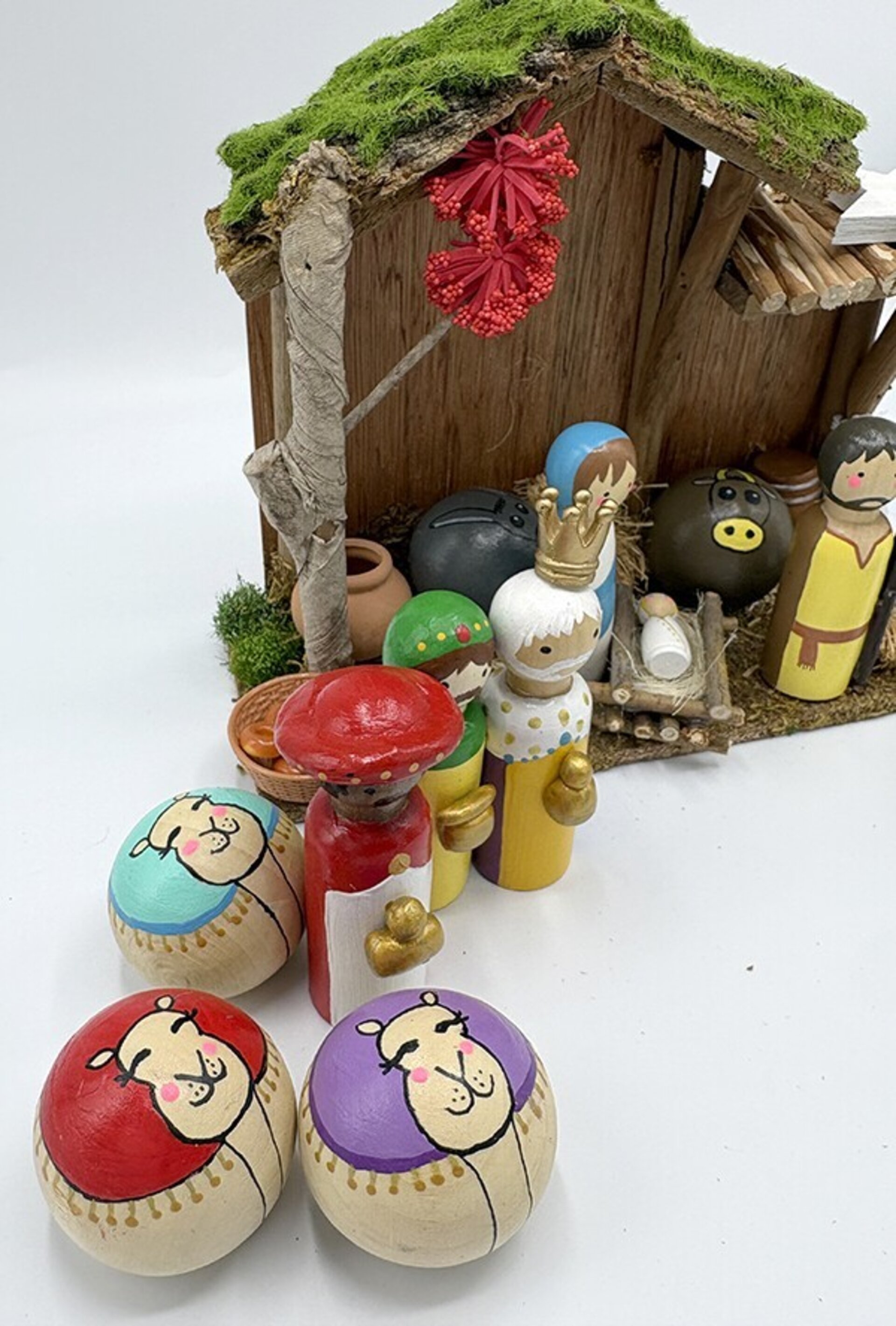 Pesebre artesanal de madera pintado a mano – Figuras de 9 cm - 2