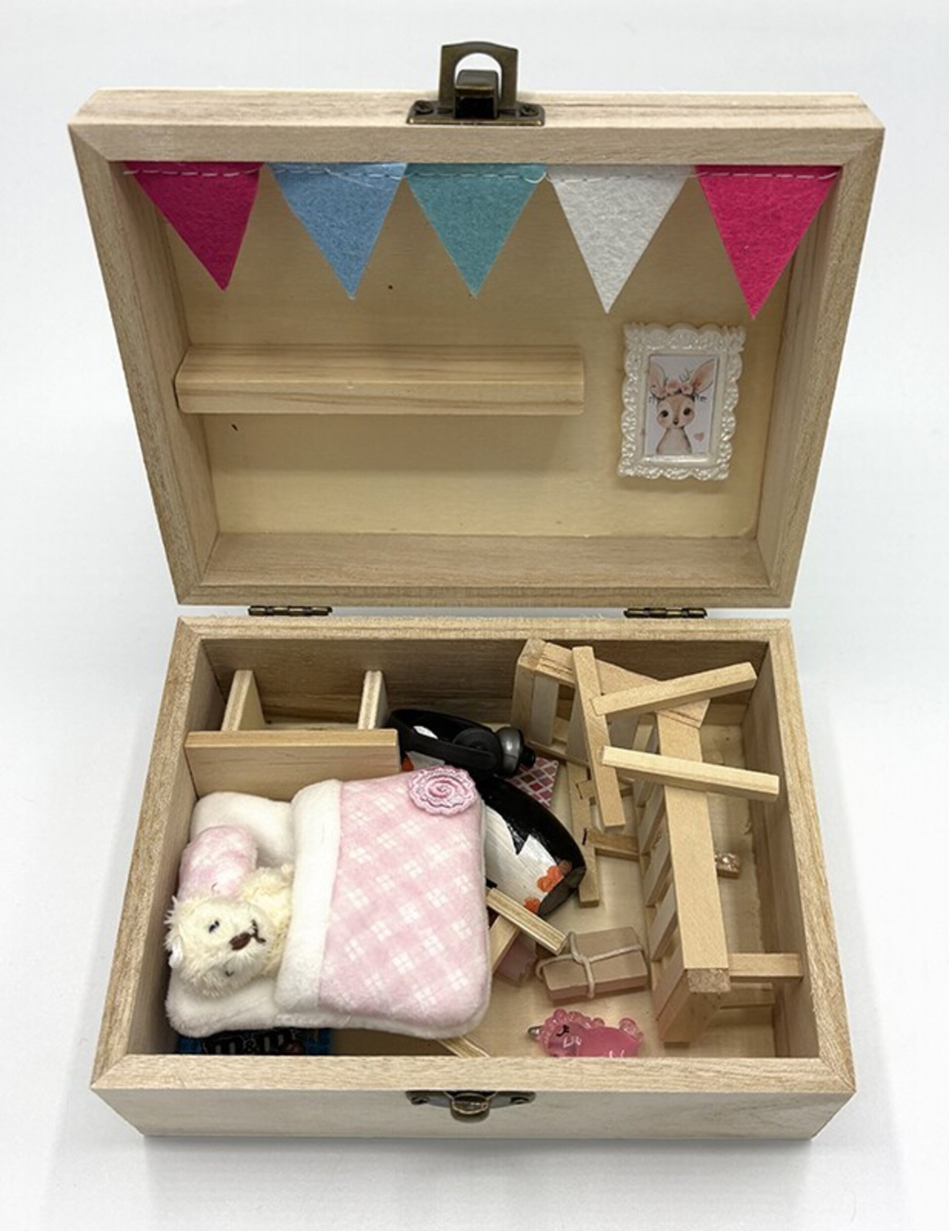 Cajita madera pingüino con miniaturas - Adopta una mascota - 11