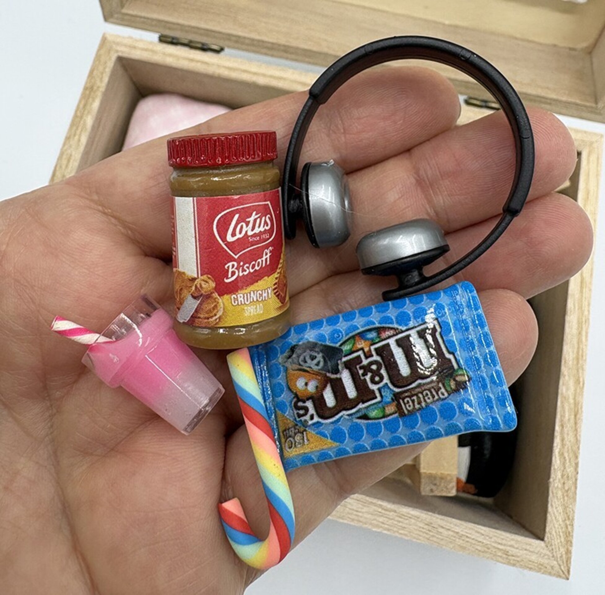 Cajita madera pingüino con miniaturas - Adopta una mascota - 8