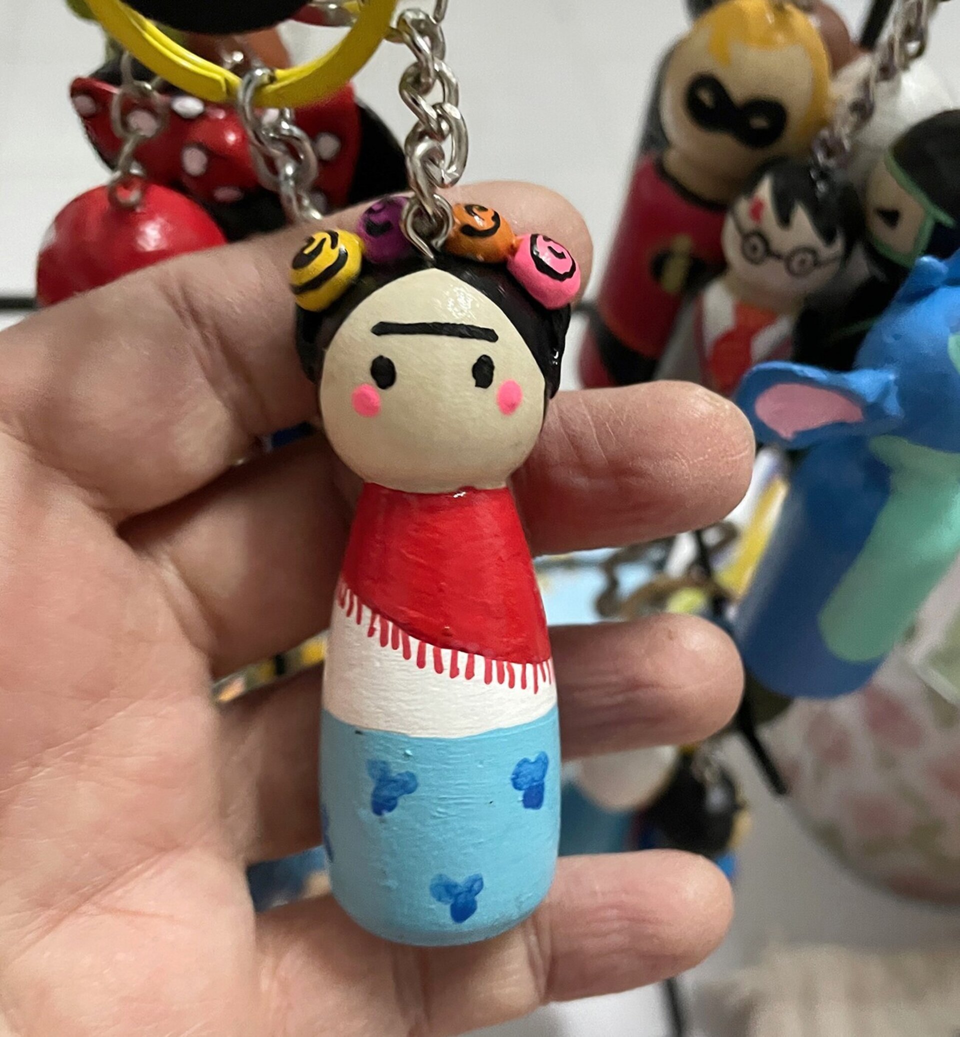 Llavero de Frida Kahlo pintado a mano en madera - 2