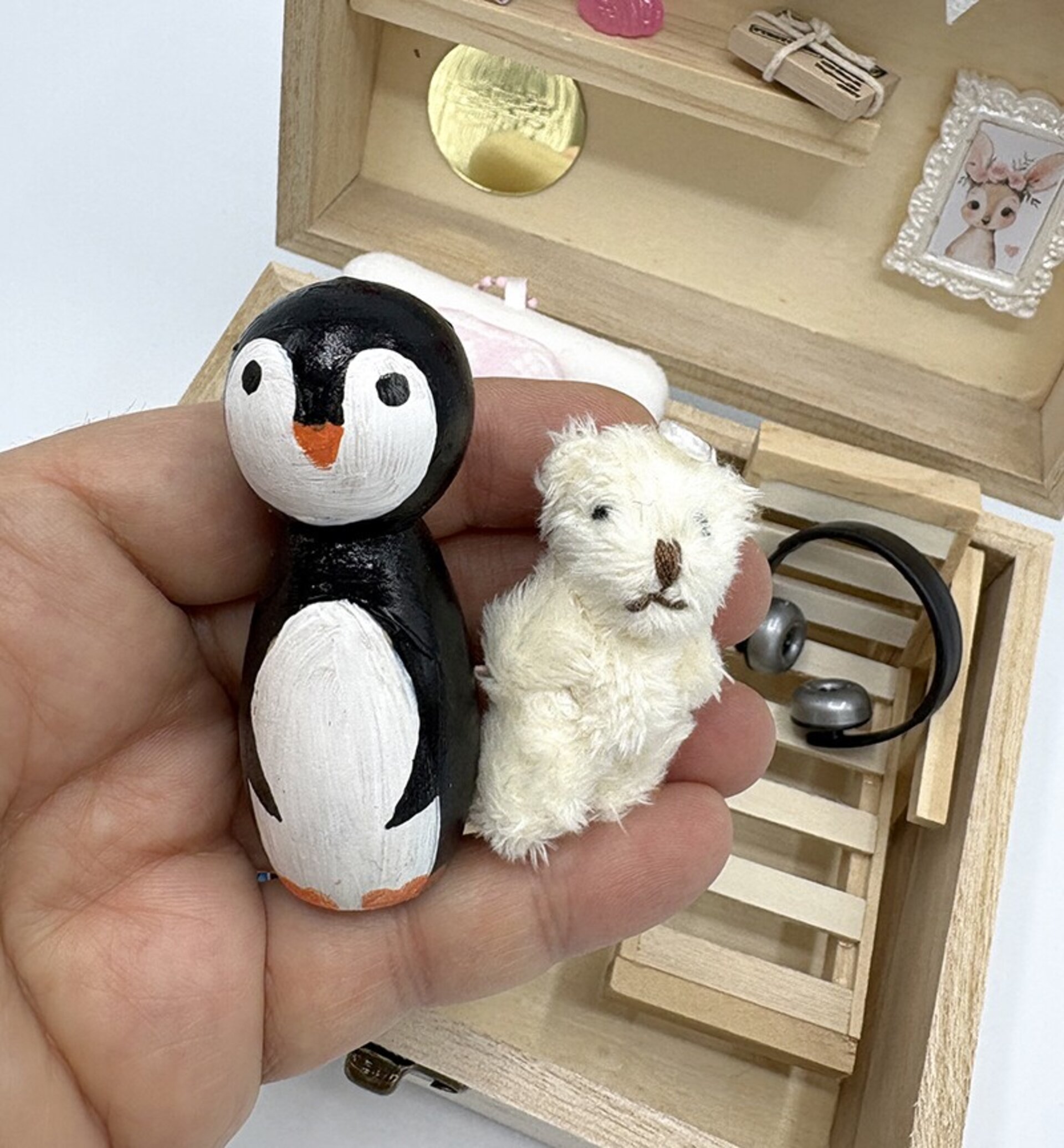 Cajita madera pingüino con miniaturas - Adopta una mascota - 4
