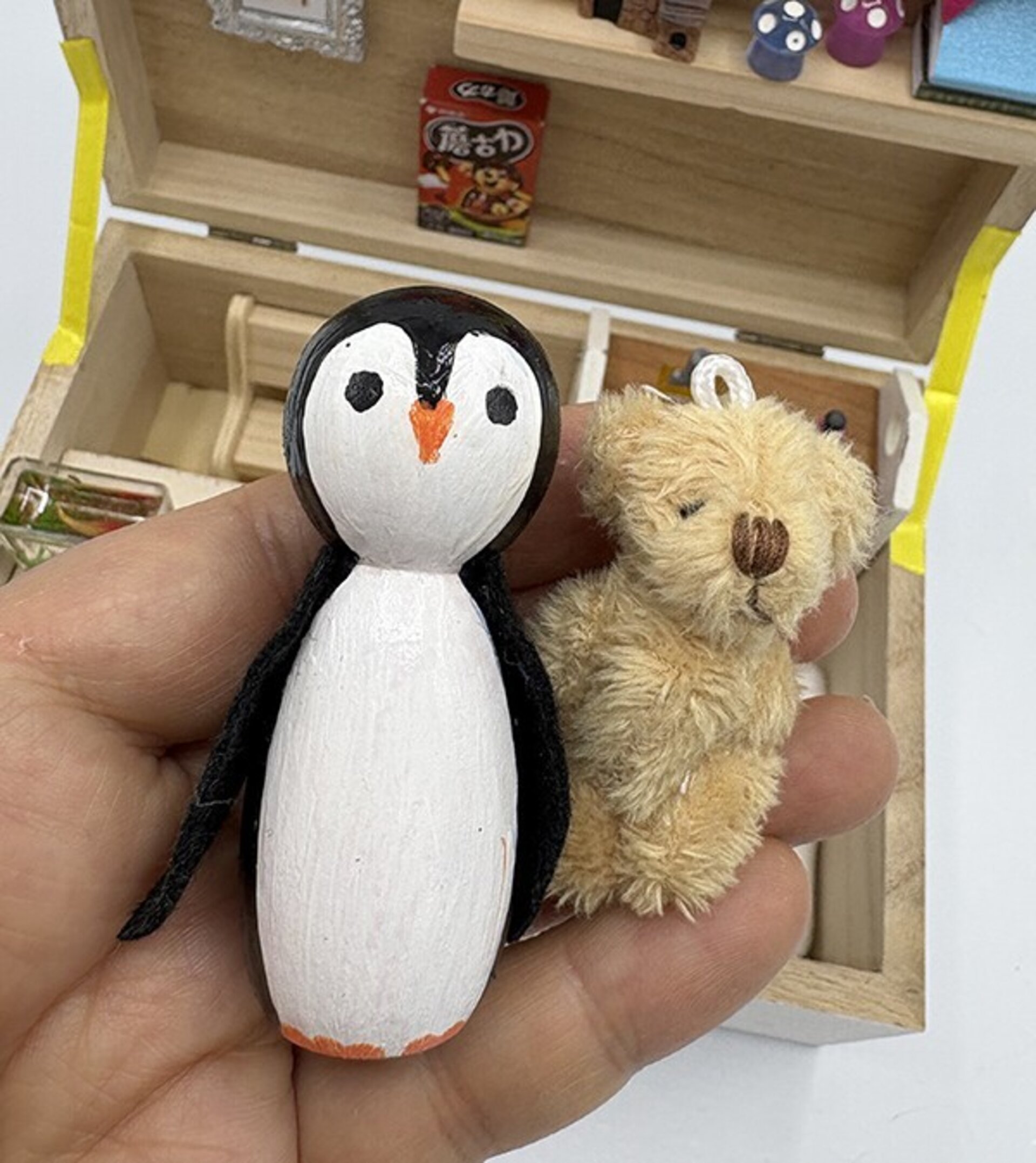 Mini Mundo en Cajita con pingüino con set de maquillaje - 6