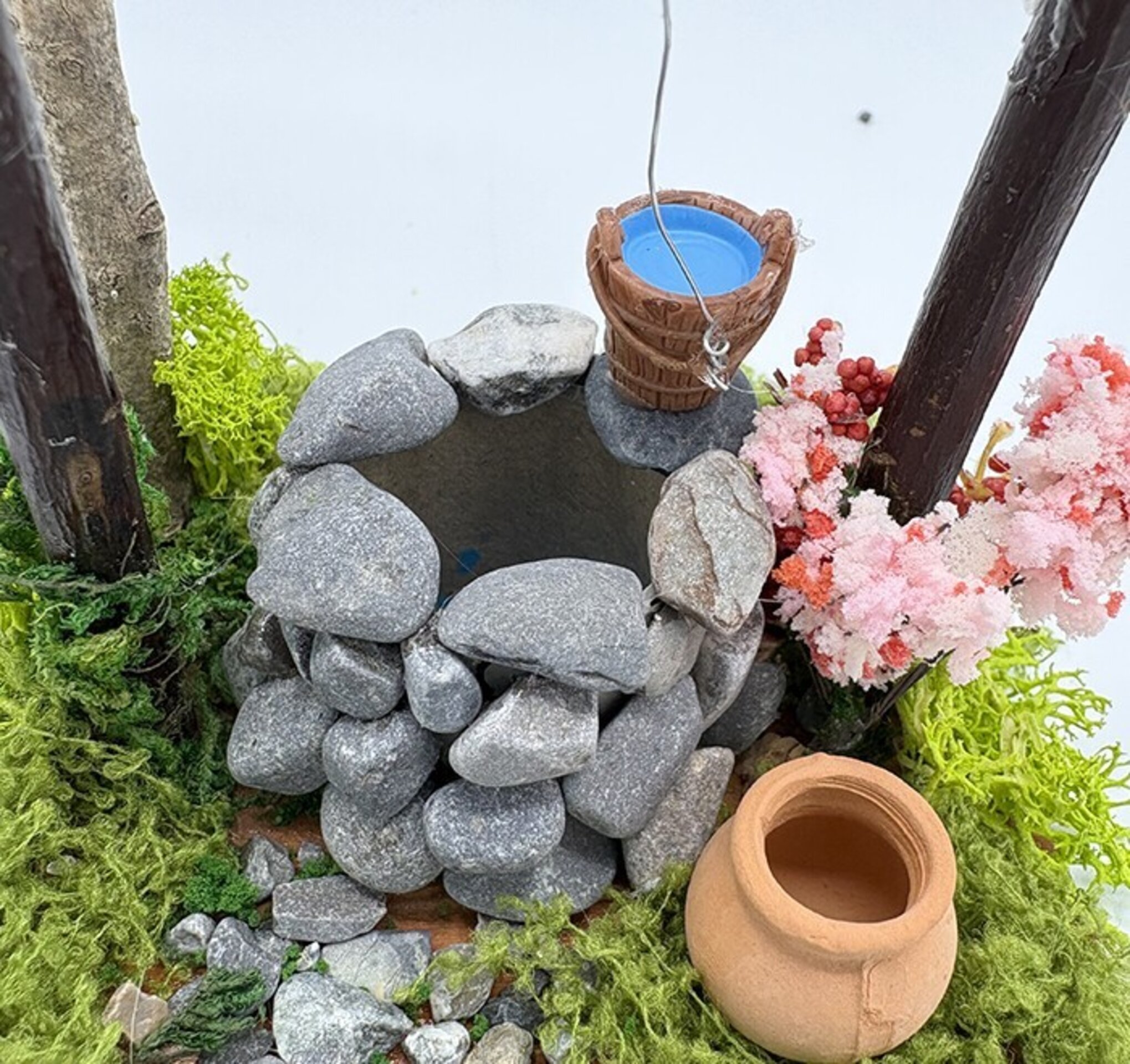 Pozo de piedra artesanal y árbol con personaje de 6,5cm - complementos pesebre - 7