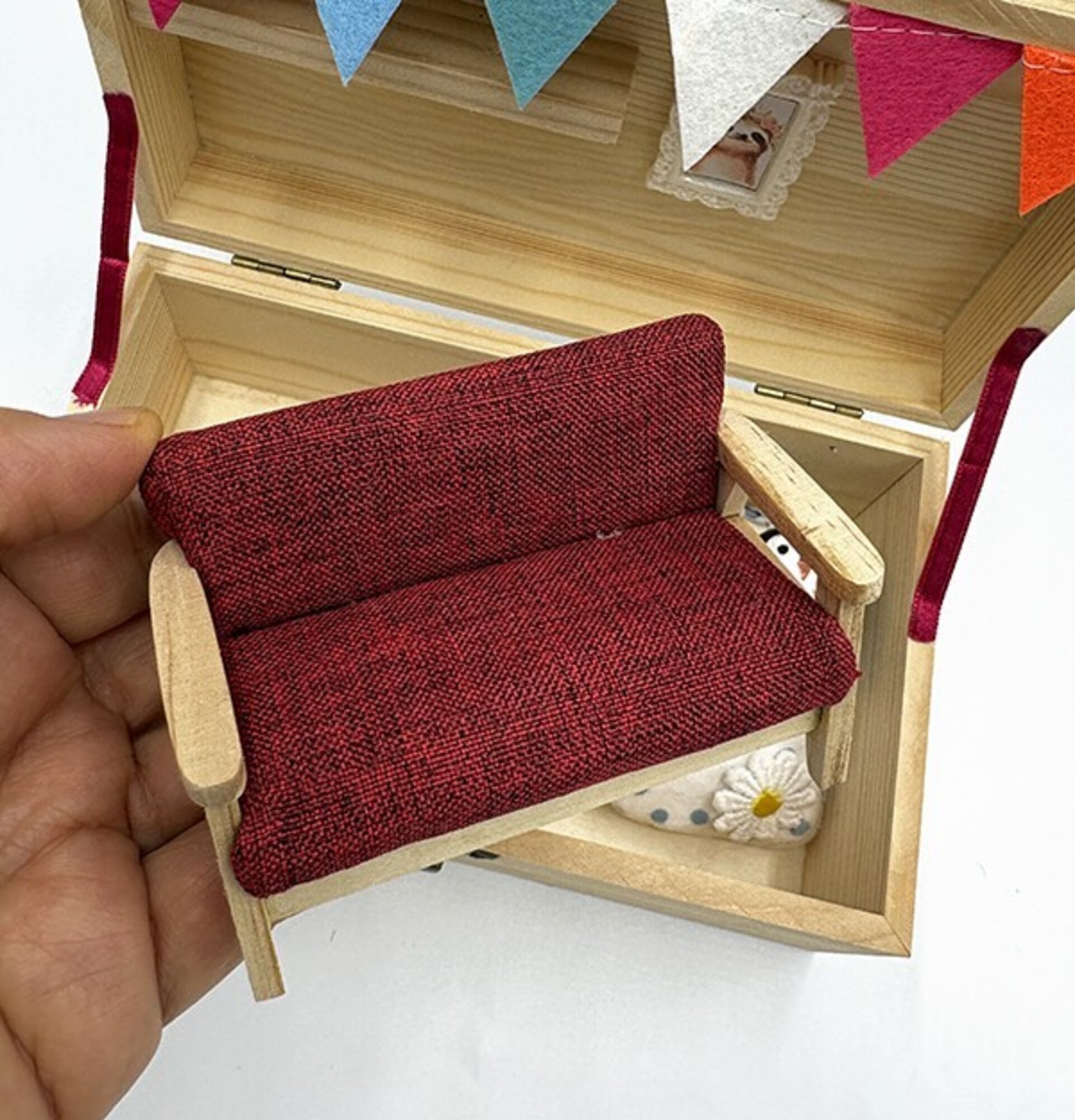 Cajita madera pingüino con sofá - Adopta una mascota - 8