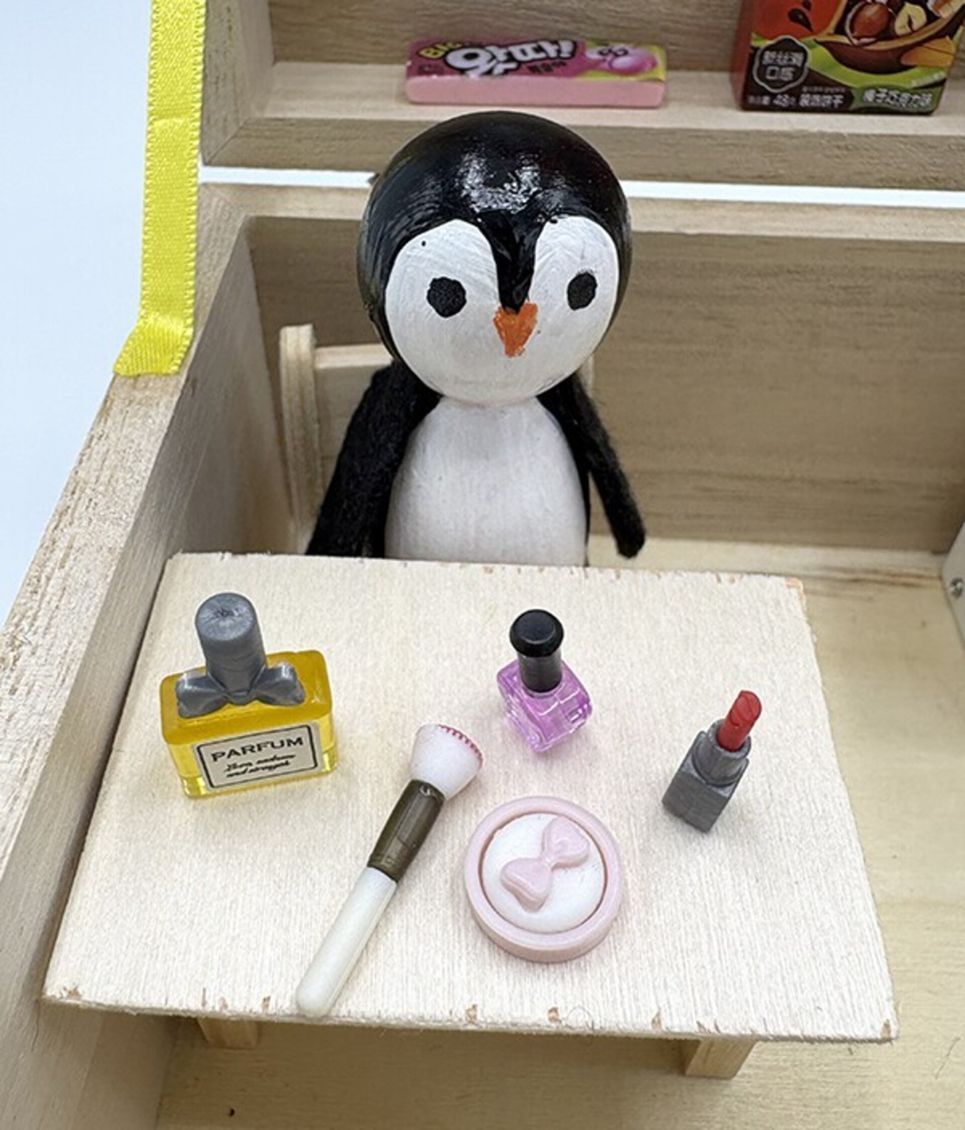 Mini Mundo en Cajita con pingüino con set de maquillaje - 2