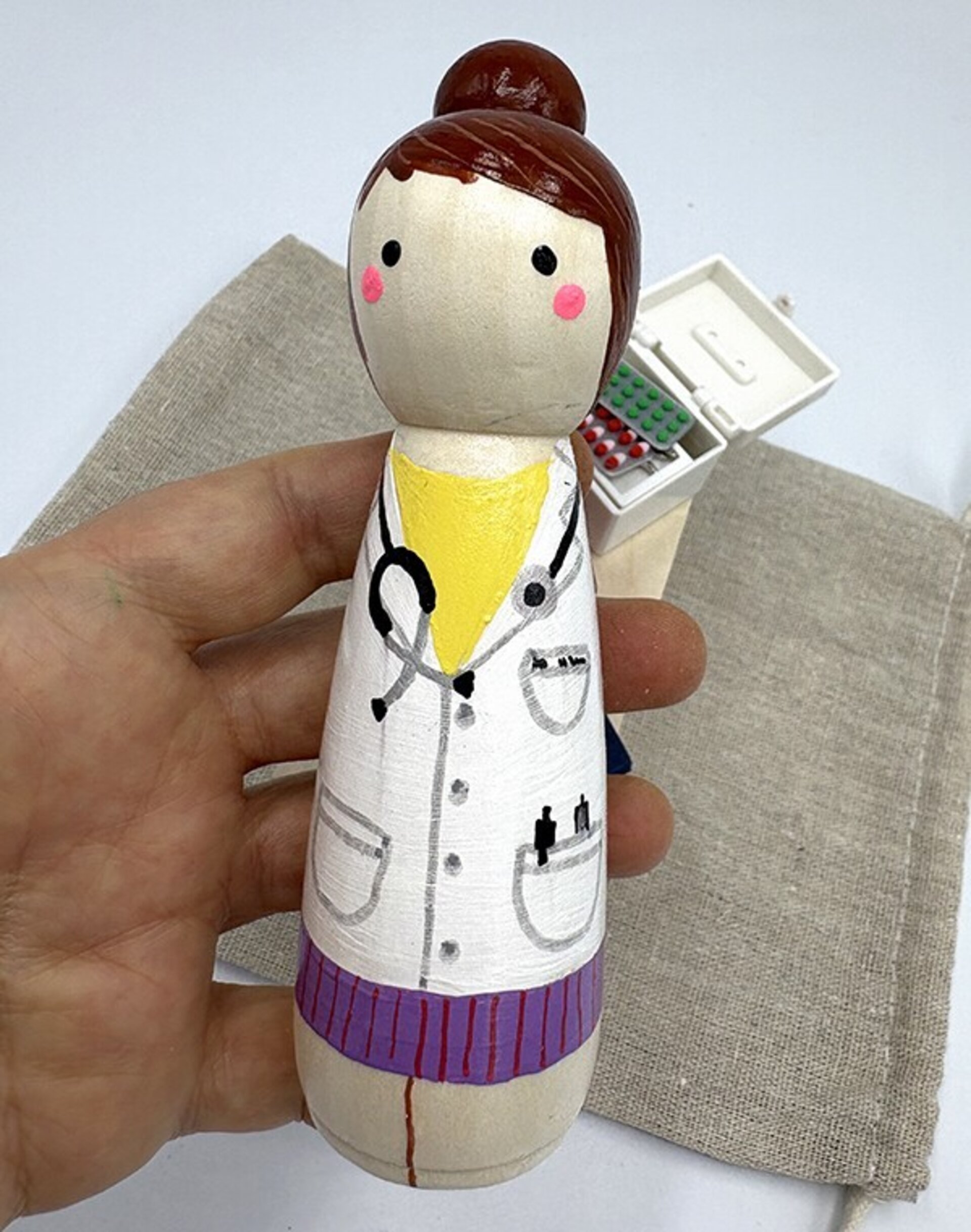 Mini Mundo Médico/a de Madera – Juguete Artesanal con Miniaturas - 10