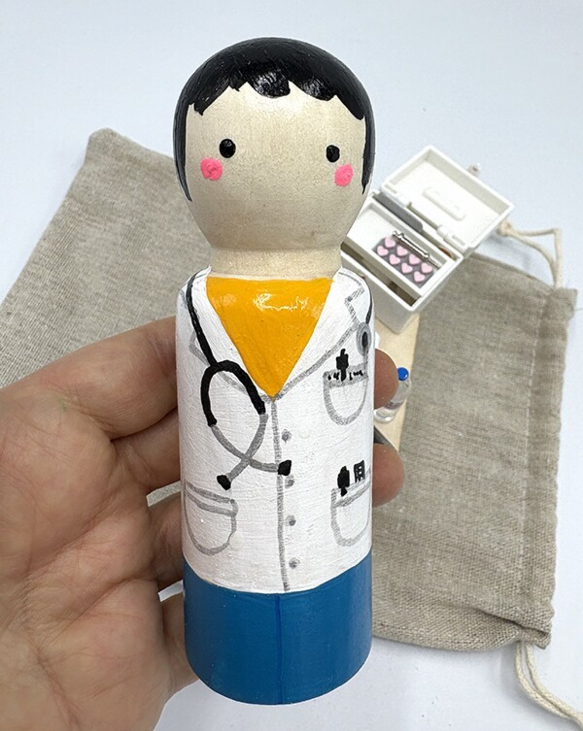 Mini Mundo Médico/a de Madera – Juguete Artesanal con Miniaturas - 11