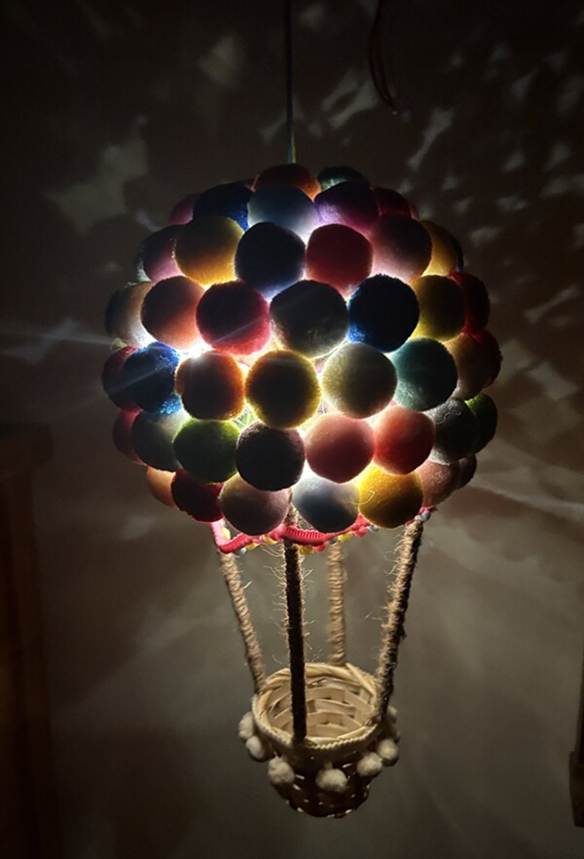 Globo decorativo con luz LED hecho a mano – Punto de luz infantil con pompones - 3