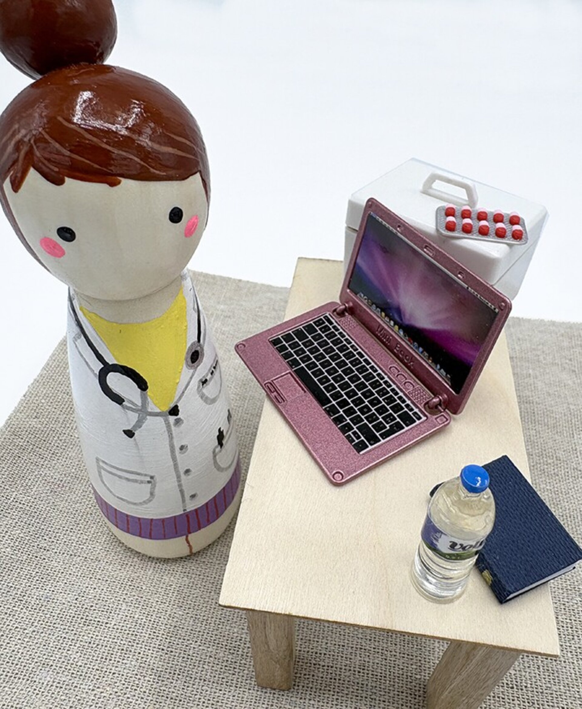 Mini Mundo Médico/a de Madera – Juguete Artesanal con Miniaturas - 8