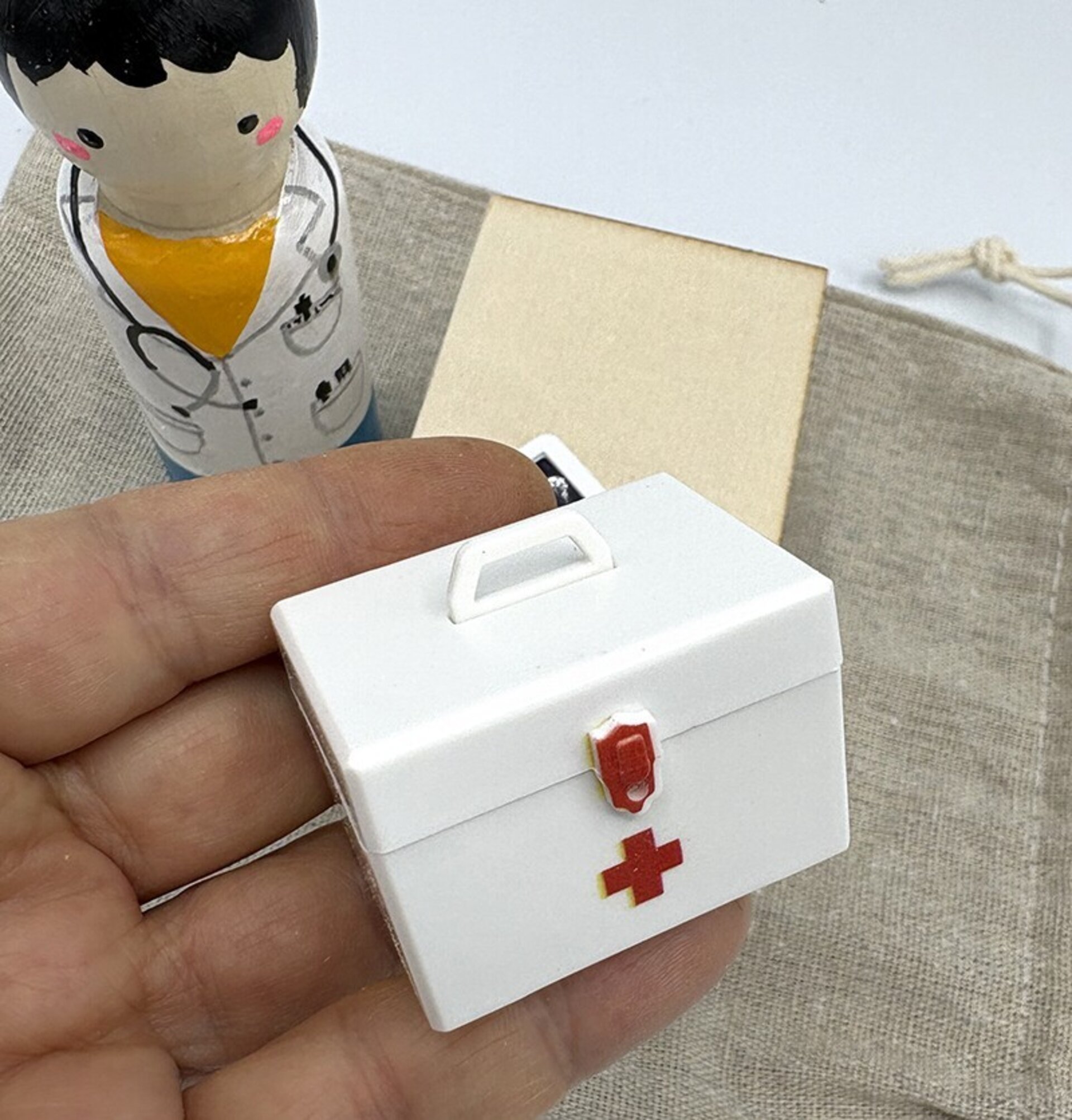 Mini Mundo Médico/a de Madera – Juguete Artesanal con Miniaturas - 7