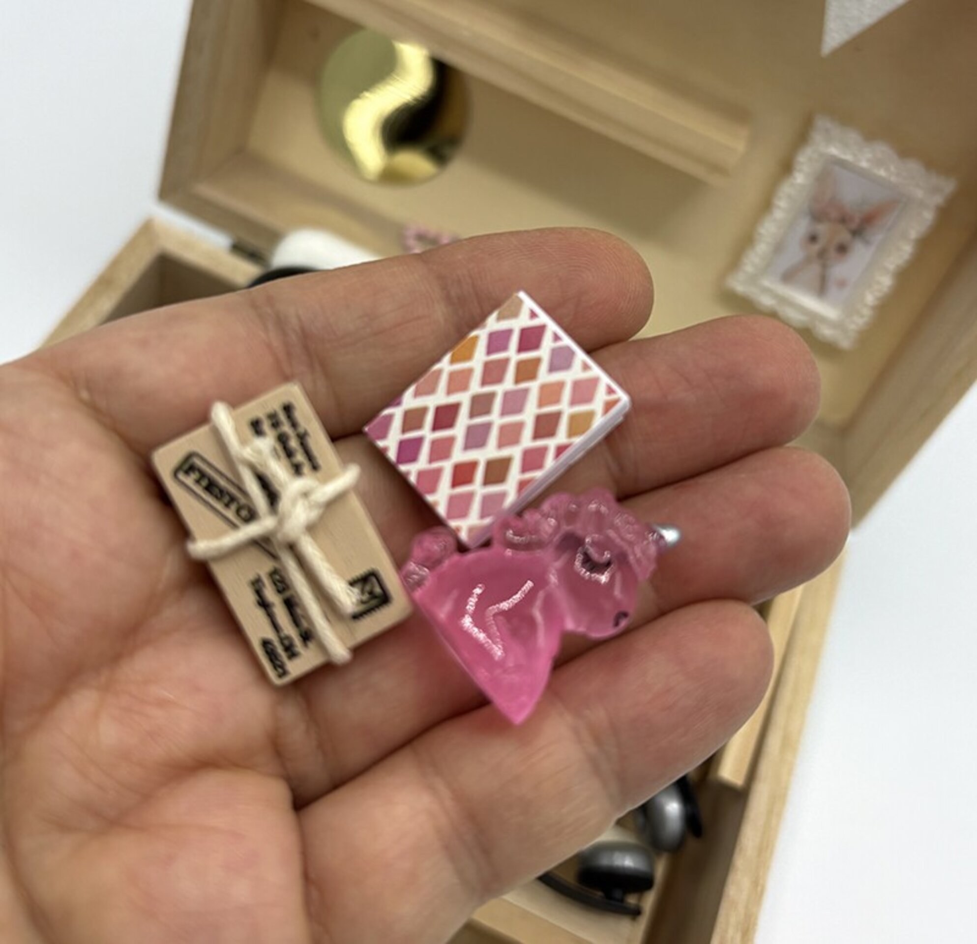 Cajita madera pingüino con miniaturas - Adopta una mascota - 7