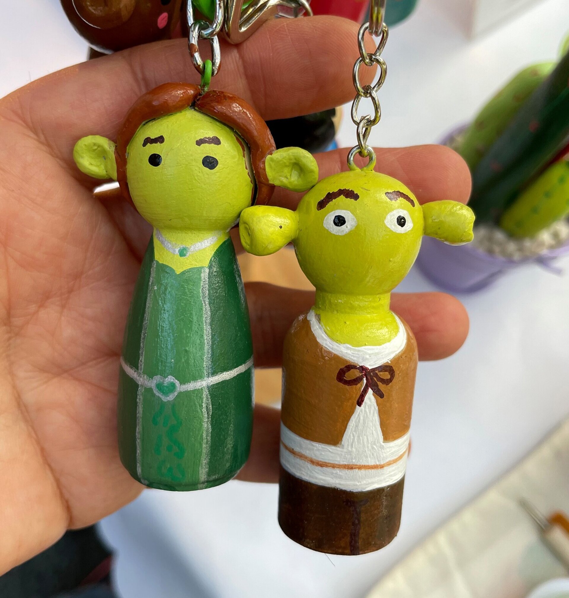 Llavero de Shrek y Fiona pintado a mano en madera - 1