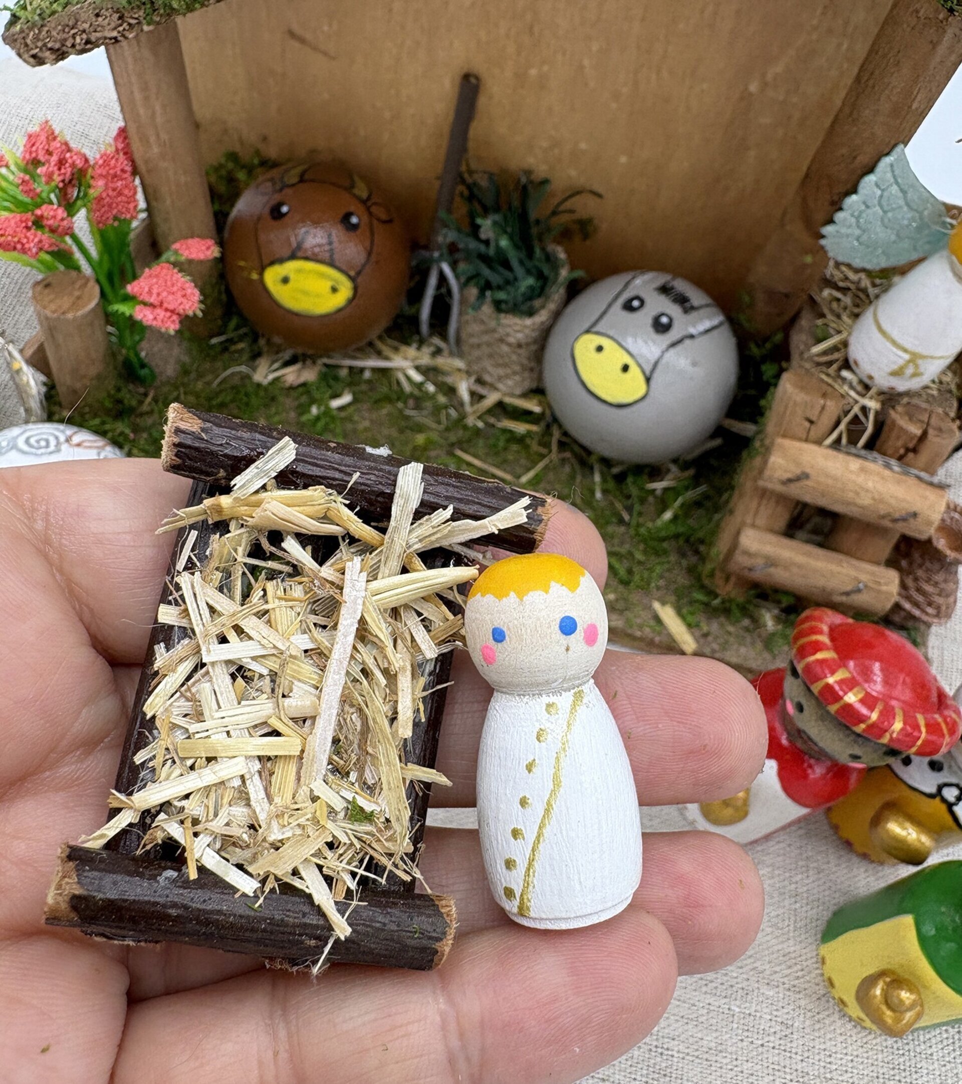 Pesebre de madera hecho a mano - 11
