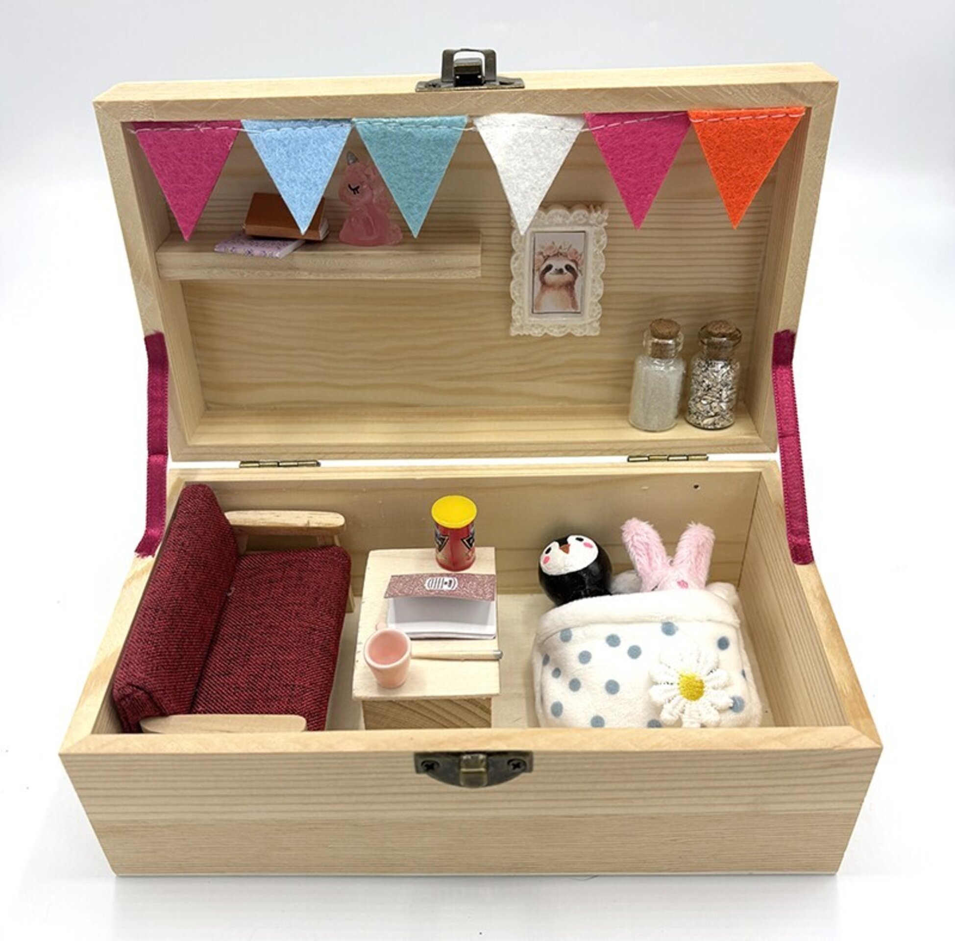 Cajita madera pingüino con sofá - Adopta una mascota - 1