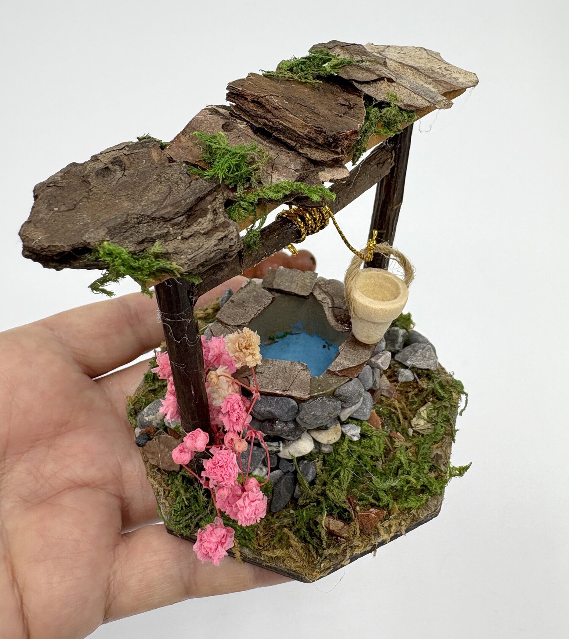 Pozo de piedra artesanal con mujer - complementos pesebre - 5