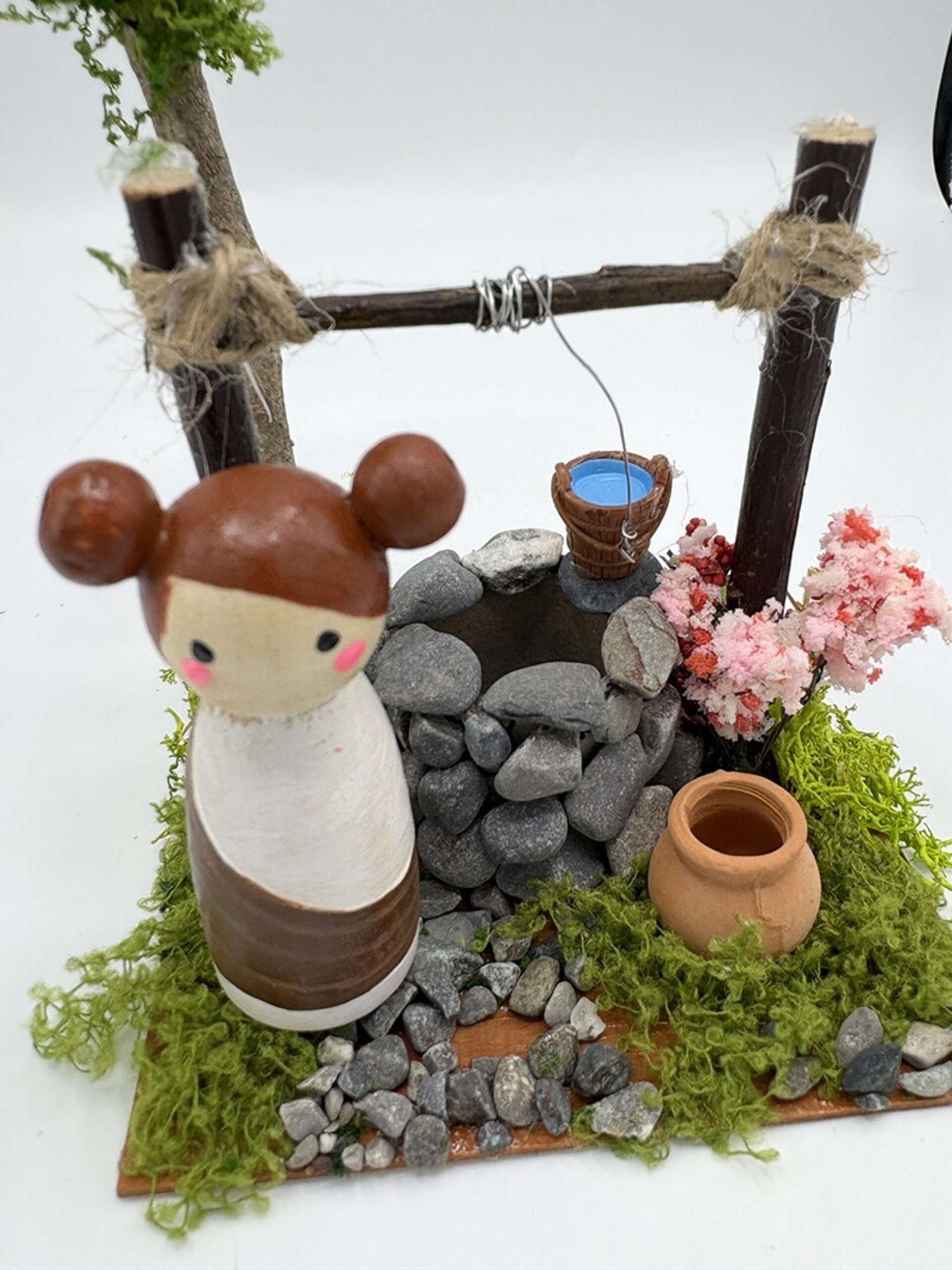 Pozo de piedra artesanal y árbol con personaje de 6,5cm - complementos pesebre - 1