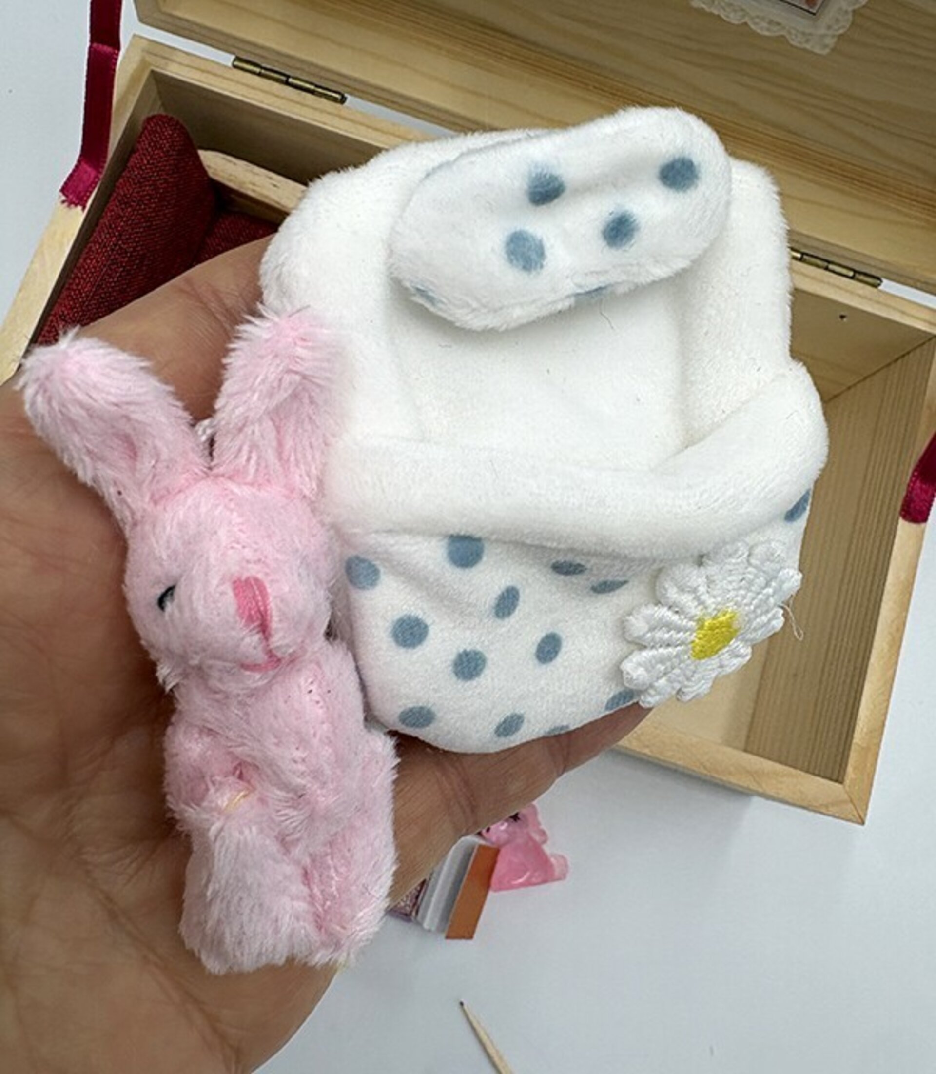 Cajita madera pingüino con sofá - Adopta una mascota - 9