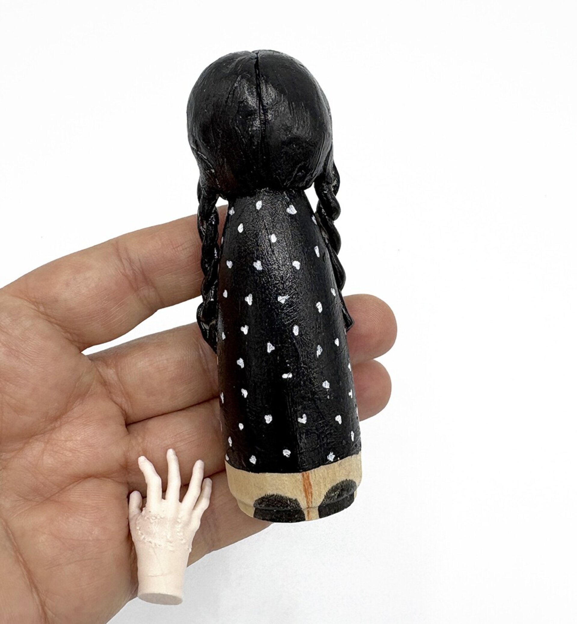 Figura de madera pintada a mano Miércoles Addams - 5