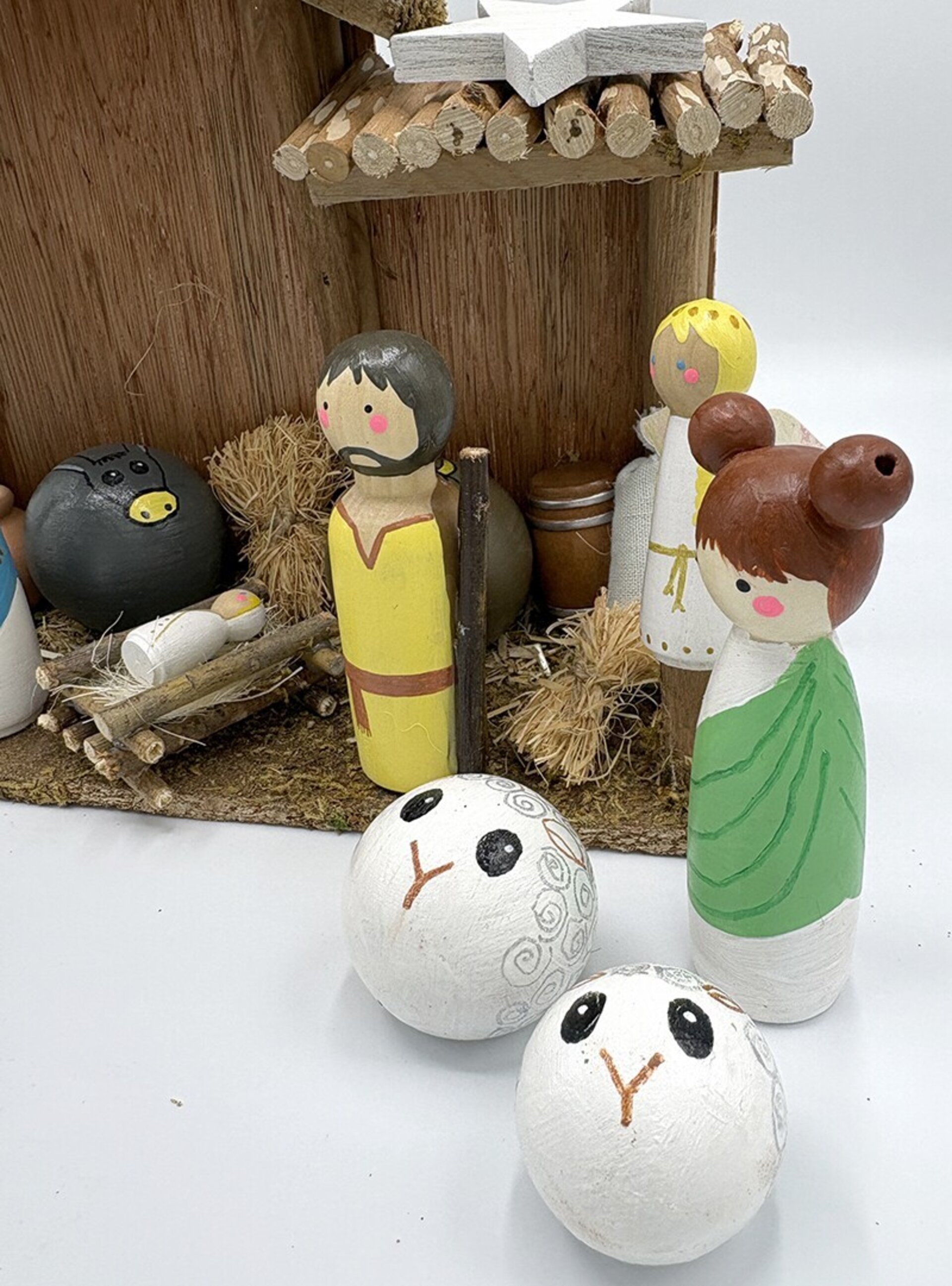 Pesebre artesanal de madera pintado a mano – Figuras de 9 cm - 8