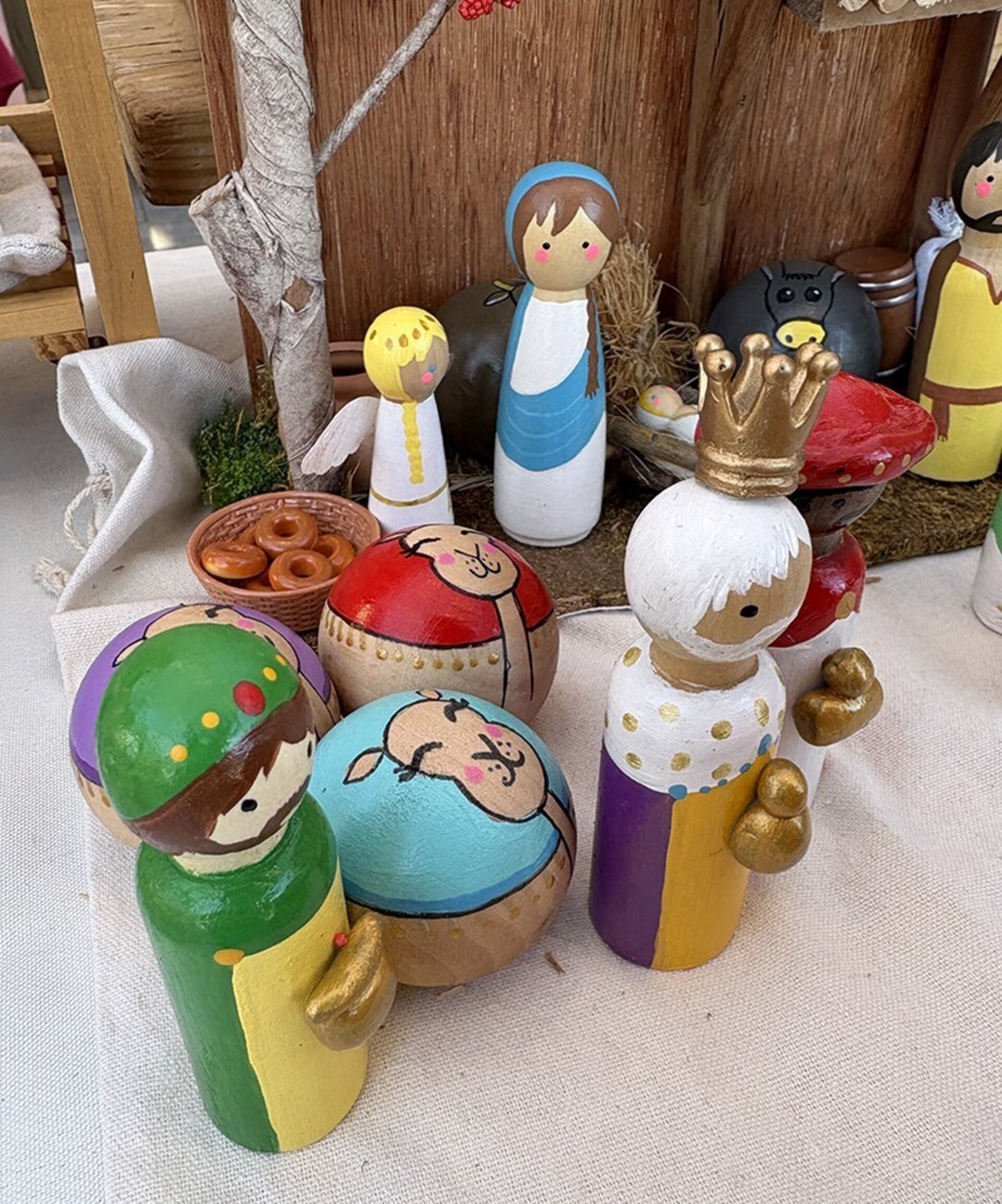 Pesebre artesanal de madera pintado a mano – Figuras de 9 cm - 2