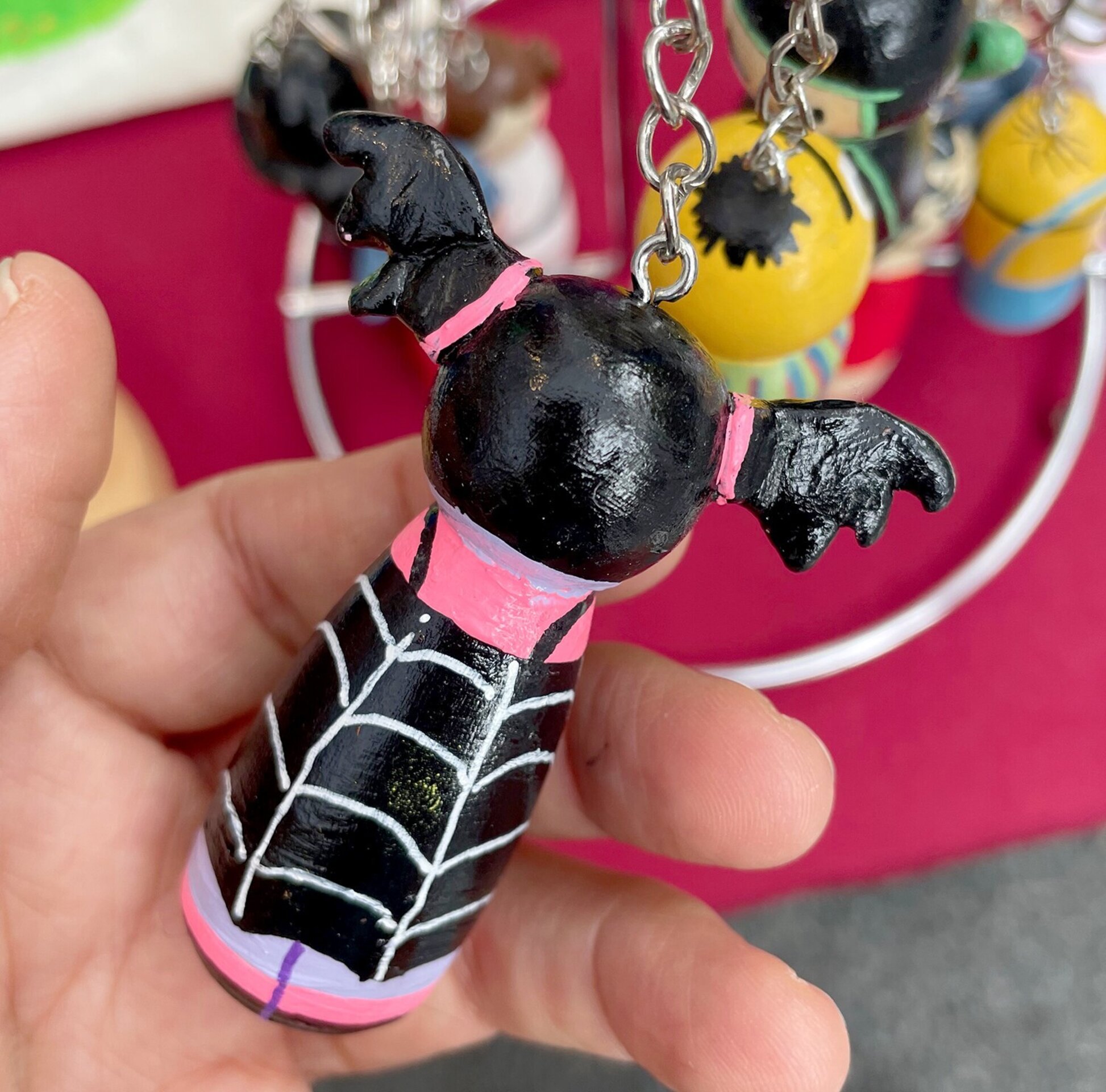 Llavero de Vampirina pintado a mano en madera - 2