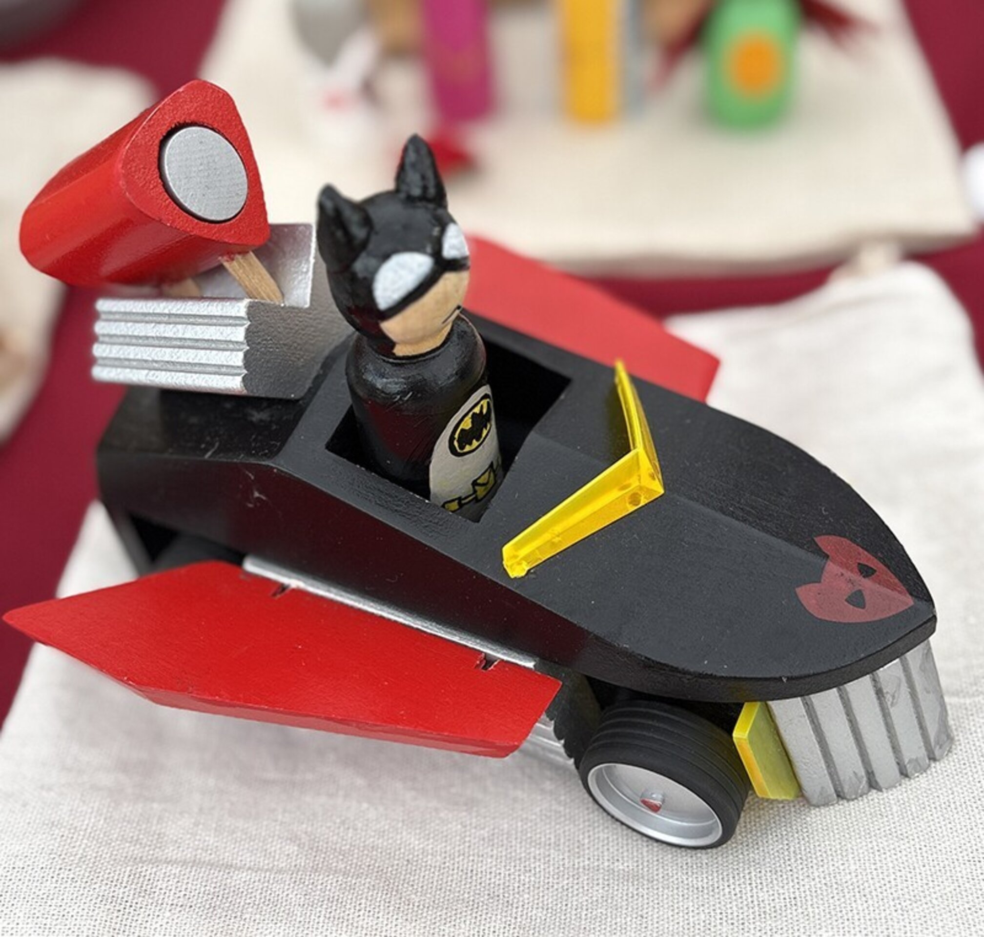 Mini Mundo de Madera: Batman y su Batmóvil - 1