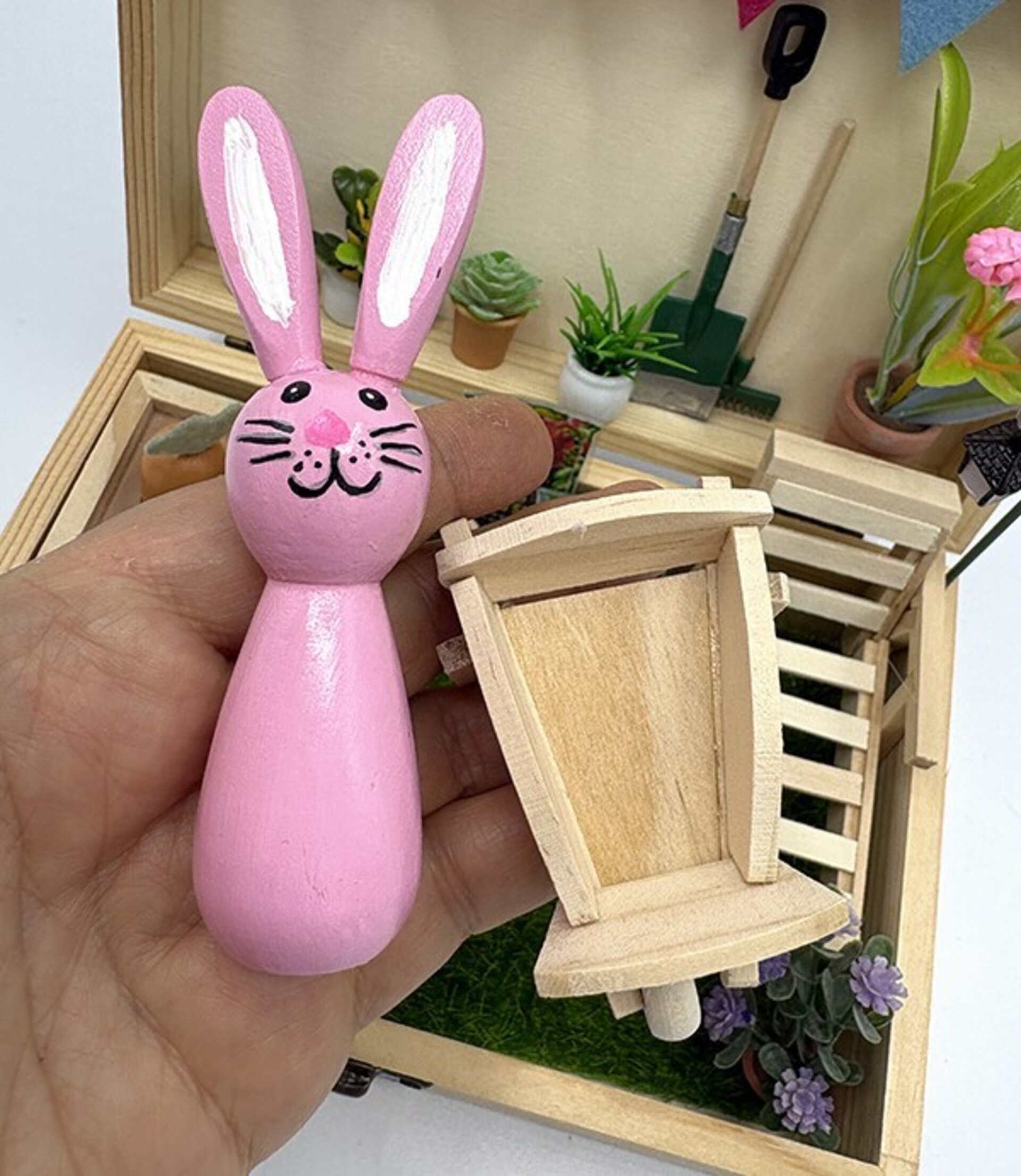 Mini Mundo en Cajita con conejito rosa – Jardín en Miniatura Hecho a Mano - 4