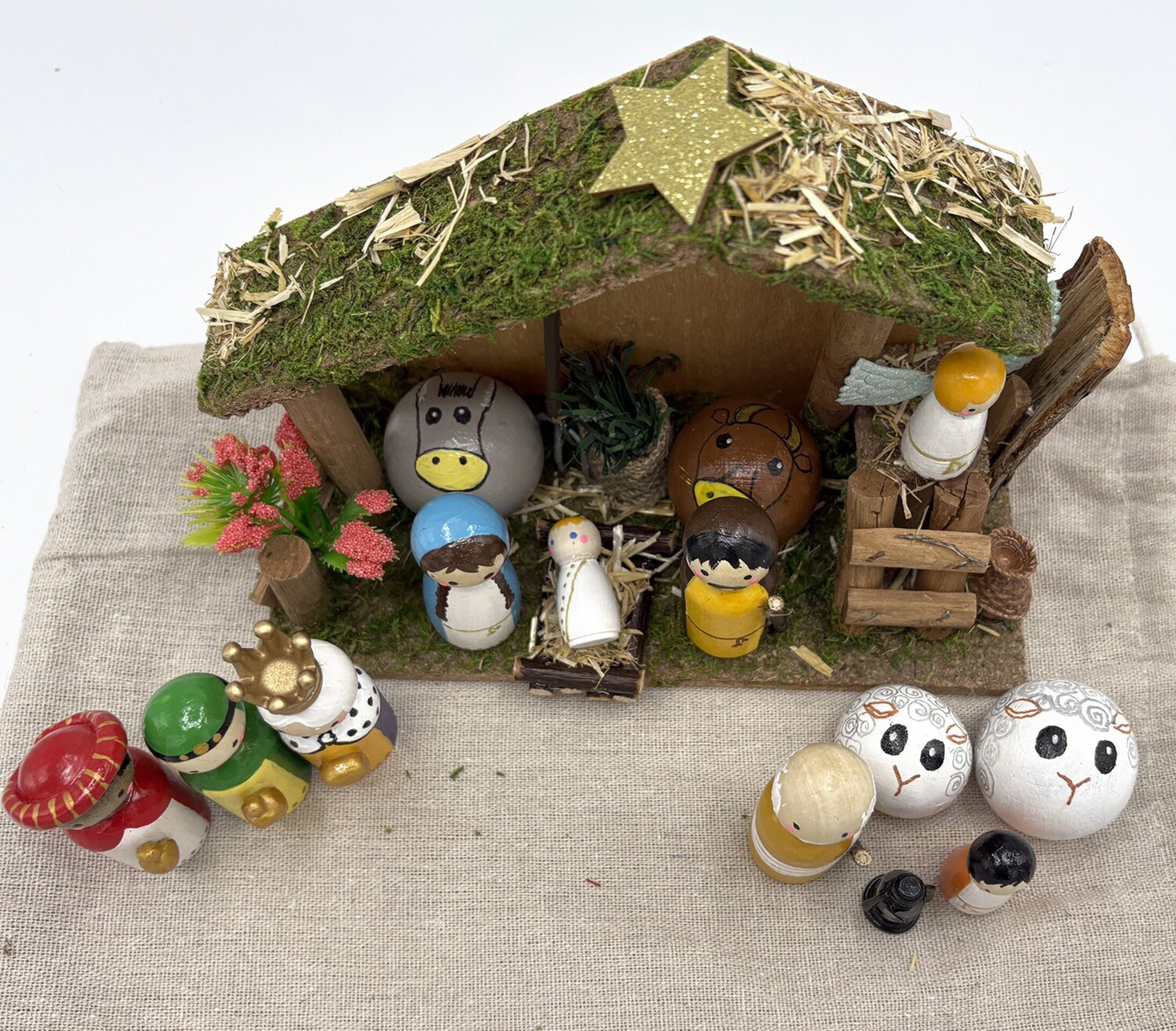 Pesebre de madera hecho a mano - 15