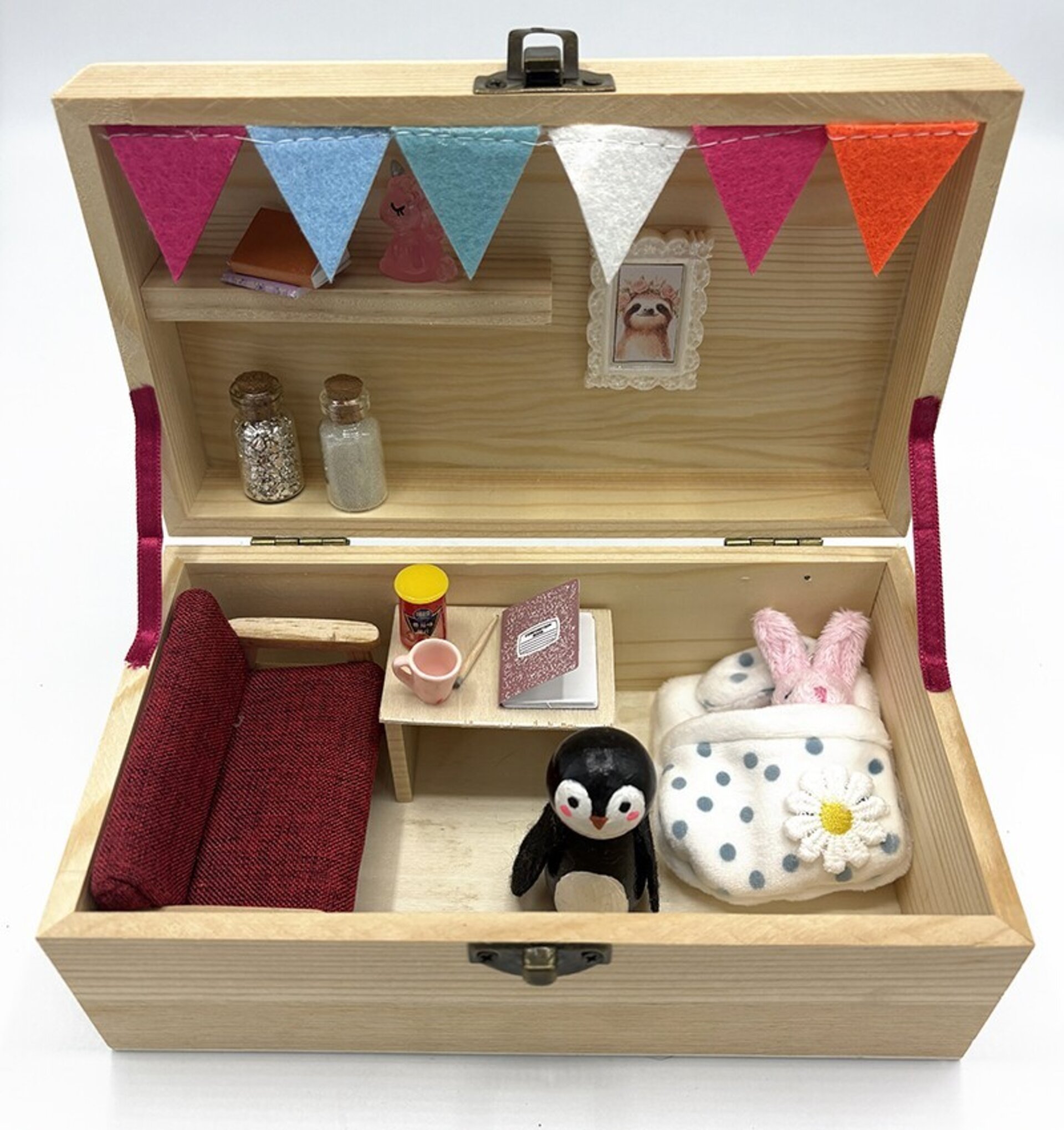 Cajita madera pingüino con sofá - Adopta una mascota - 3